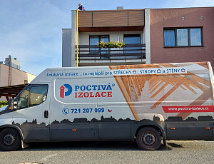 Zateplení rodinného domu s pultovou střechou pomocí foukané izolace